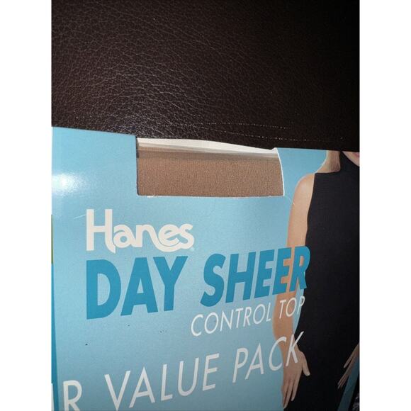 HANES DAY SHEER CONTROL TOP 2 PAIR VALUE PACK SIZE AB LITTLE COLOR SANDALFOOT - Picture 4 of 7